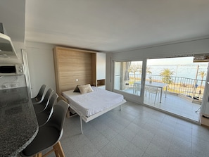 1 slaapkamer, een strijkplank/strijkijzer, gratis wifi, beddengoed