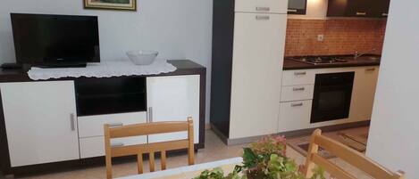 Køleskab, ovn, kogeplade, kaffe-/temaskine