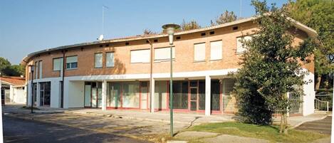 المنشأة من الخارج