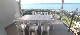 Holiday apartment directly on the lake with its own jetty