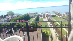 Un balcón con vista a un puerto deportivo y al mar.
