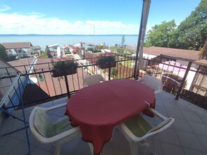 Outdoor dining - Holiday apartment directly on the lake with private jetty (Siófok)