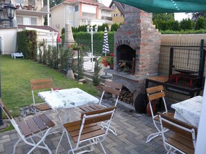Outdoor dining - Holiday apartment directly on the lake with private jetty (Siófok)