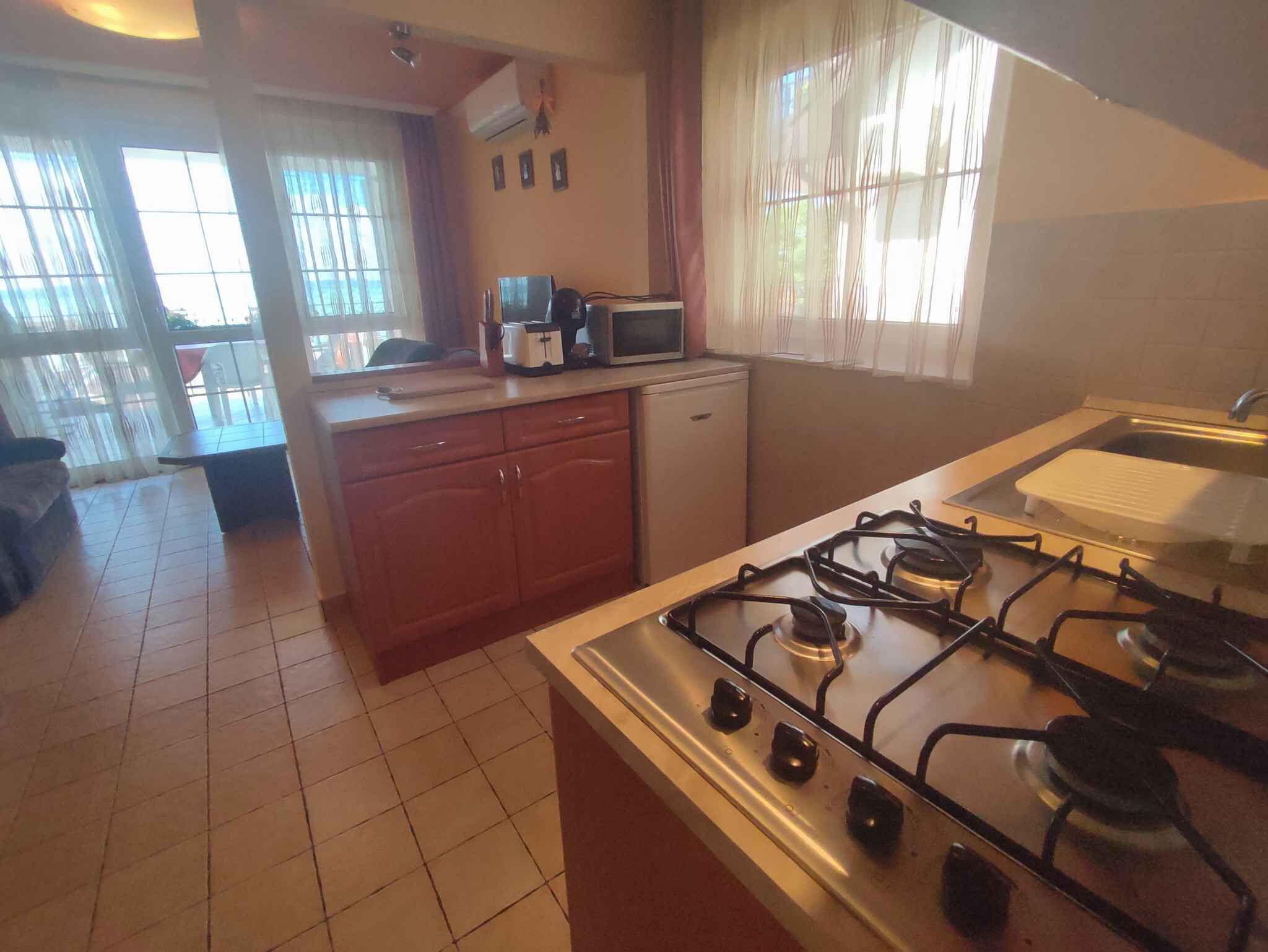 Refrigerador, microondas, parrilla de estufa y cafetera y tetera 