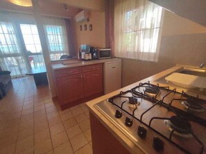 Fridge, microwave, stovetop, coffee/tea maker