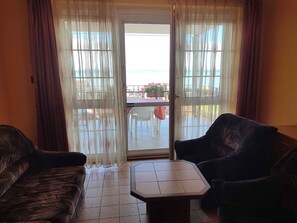 TV - Holiday apartment directly on the lake with private jetty (Siófok)