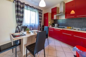 Frigorífico, placa de cocina y utensilios de cocina