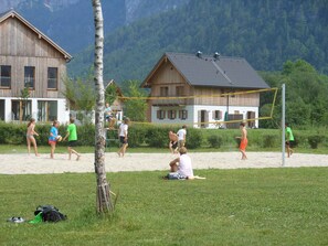 Sport court - Holiday home with indoor pool, wellness area and children's playground (Obertraun)
