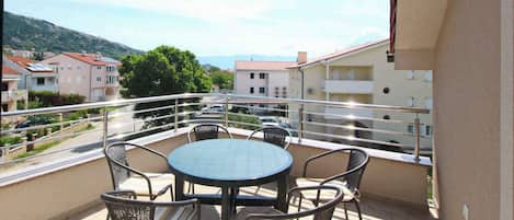 تناول الطعام بالخارج