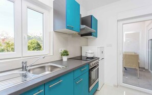 Fridge, oven, stovetop, coffee/tea maker