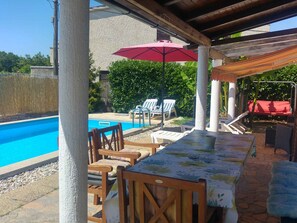 Outdoor dining - Holiday home with washing machine and smart TV (Valbandon)
