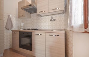 Réfrigérateur, micro-ondes, plaque de cuisson, cafetière/bouilloire