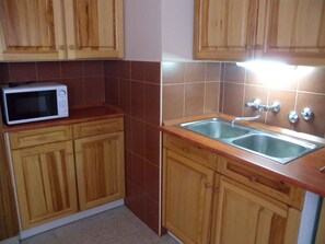 Kühlschrank, Mikrowelle, Herdplatte, Wasserkocher mit Kaffee-/Teezubehör