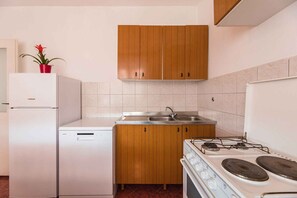 Réfrigérateur, un four, surface de cuisson, lave-vaisselle