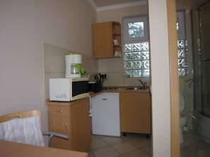 Refrigerador, microondas, placa de cocina, utensilios de cocina