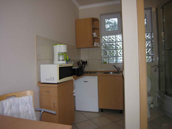 Kjøleskap, mikrobølgeovn, kokeplater og kaffetrakter/tekoker