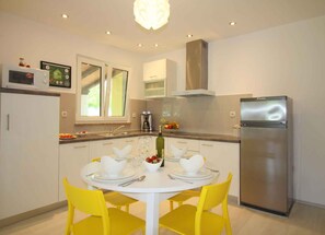 Fridge, microwave, stovetop, dishwasher