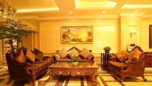 A spacious lobby with a large ornate coffee table, two plush sofas, and a large painting on the wall. - Jiali Holiday Inn Wanhe Branch (Chengdu)