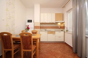 Dining - Holiday apartment with terrace and air conditioning (Baška)