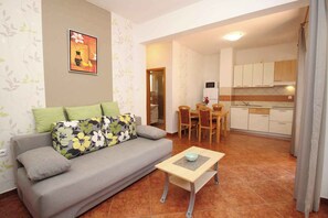 TV - Holiday apartment with terrace and air conditioning (Baška)