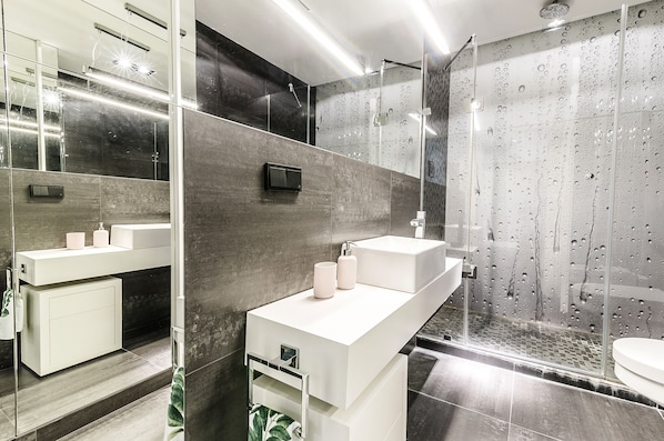 Premium Apartment, 1 Bedroom (nice2stay Oliwa Park 1) | Bathroom | Hair dryer, towels - nice2stay Gdańsk Oliwa Park 2 (Gdansk)