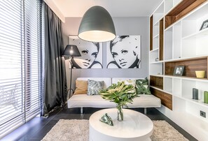 프리미엄 아파트, 침실 1개 (nice2stay Oliwa Park 1) | 거실 공간 | 케이블 채널 시청이 가능한 42인치 LCD TV, TV