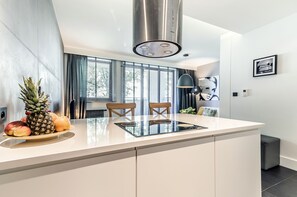 Premium-huoneisto, 1 makuuhuone (nice2stay Oliwa Park 1) | Oleskelualue | 42–tuumainen LCD-televisio, jossa kaapelikanavat