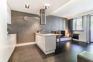 Premium-huoneisto, 1 makuuhuone (nice2stay Oliwa Park 1) | Oleskelualue | 42–tuumainen LCD-televisio, jossa kaapelikanavat