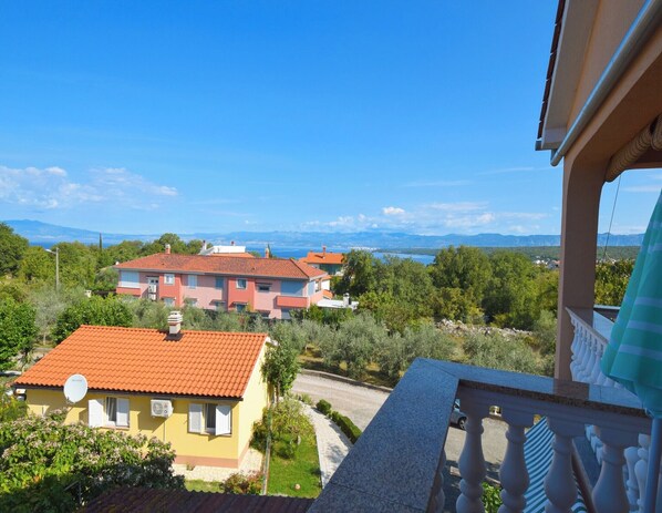 Property grounds - Holiday apartment with air conditioning (Malinska)