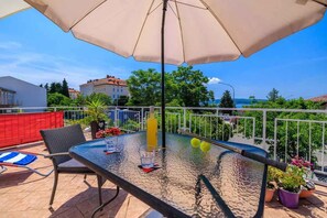 Outdoor dining - Holiday apartment with terrace and sea view (Crikvenica)