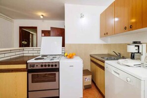 Fridge, oven, stovetop, dishwasher