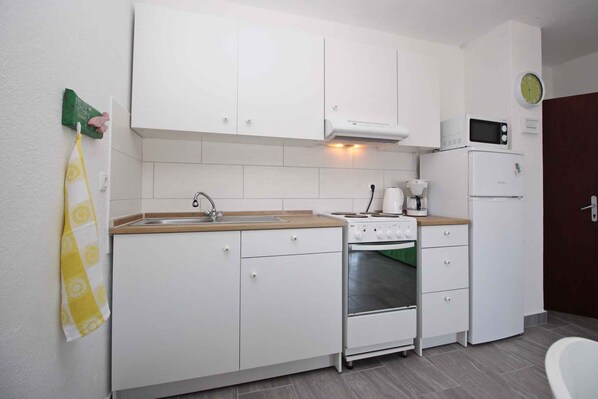 冷蔵庫、電子レンジ、コンロ、コーヒー / ティーメーカー