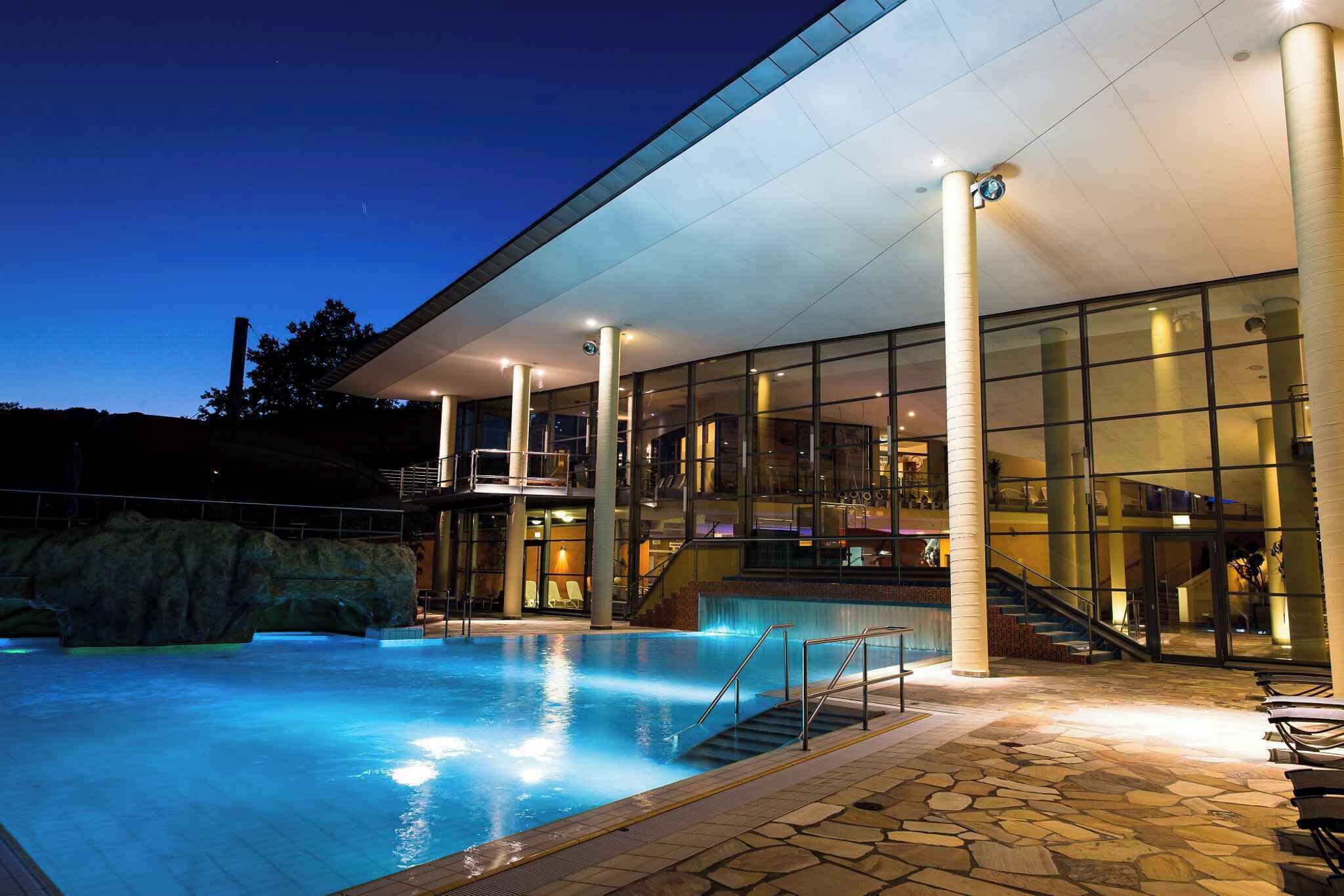 Una piscina cubierta