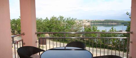 تناول الطعام بالخارج