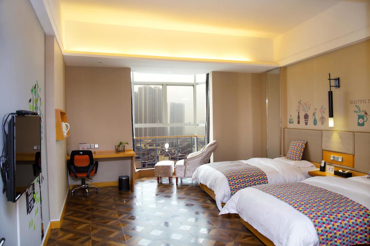 Habitación familiar | Escritorio, cortinas blackout, wifi gratis y ropa de cama