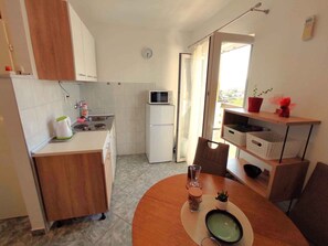 Fridge, stovetop