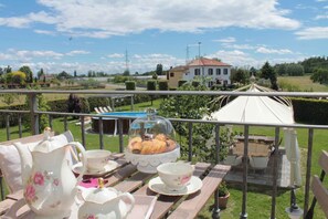 Outdoor dining - Holiday apartment mit Pool (Montecarlo Lucca)