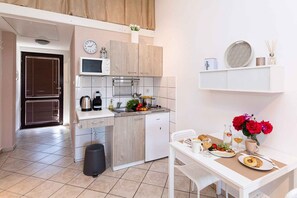 Refrigerador, microondas, parrilla de estufa y cafetera y tetera