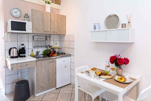 Geladeira, micro-ondas, cooktop, cafeteira/chaleira