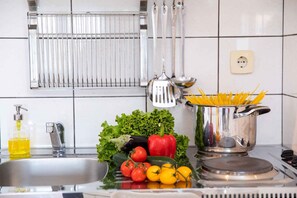 Geladeira, micro-ondas, cooktop, cafeteira/chaleira