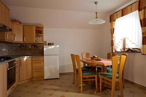 Jääkaappi, uuni, liesi