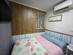 Basic Single Room | Blackout drapes, free WiFi, bed sheets - Cindy Hostel (Kowloon)