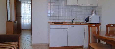 Køleskab, mikrobølgeovn, kogeplade