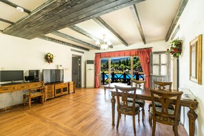 Royal Suite | Private kitchen | Fridge, microwave, stovetop, electric kettle - Yeats Vill Pension (Seogwipo)