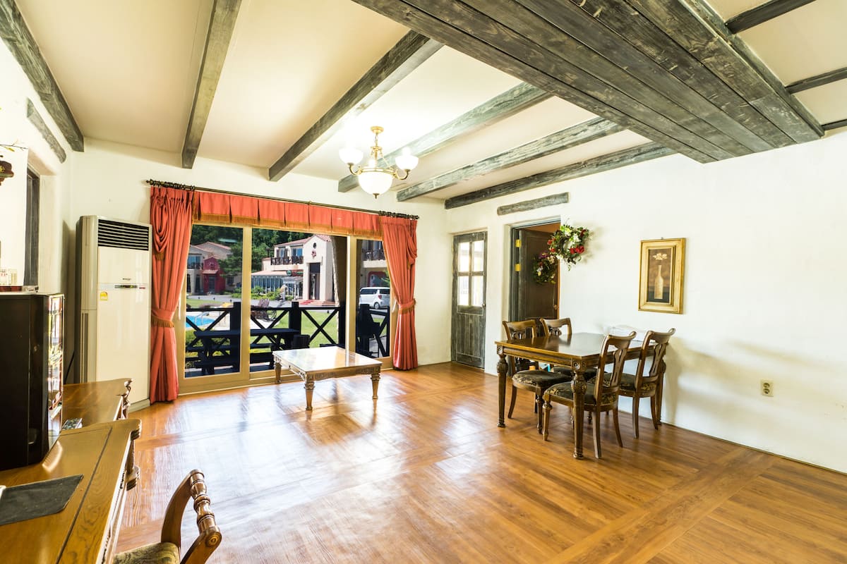 Royal Suite | Individually decorated, individually furnished, blackout drapes