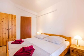 1 bedroom, WiFi - Holiday apartment in a quiet location with pool (Crikvenica)