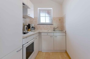 Fridge, oven, stovetop, coffee/tea maker - Holiday apartment in a quiet location with pool (Crikvenica)