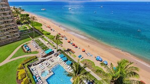 Un resort con piscina, spiaggia e vista sull'oceano.
