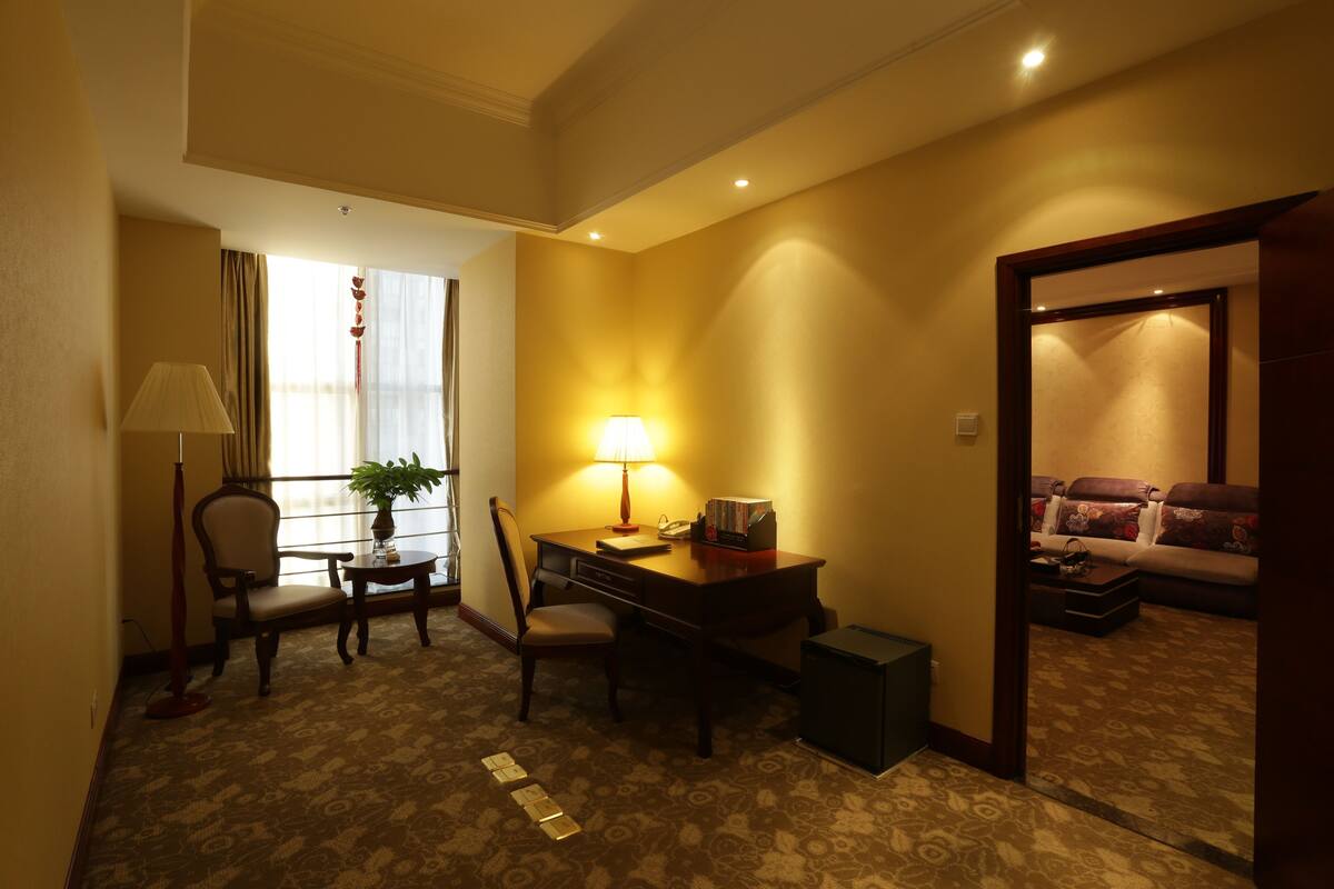 Business Suite | Living area | TV