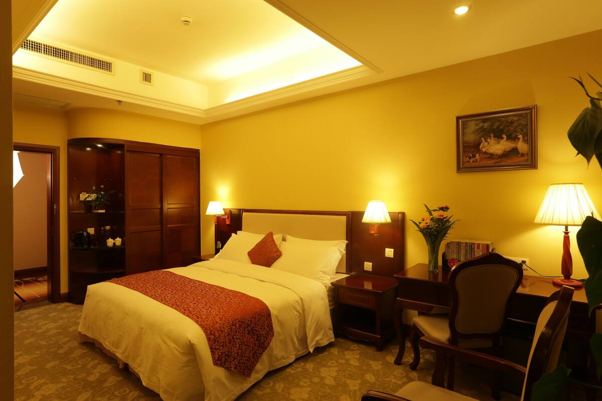 Business Double Room | Minibar, desk, blackout curtains, iron/ironing board (on request)